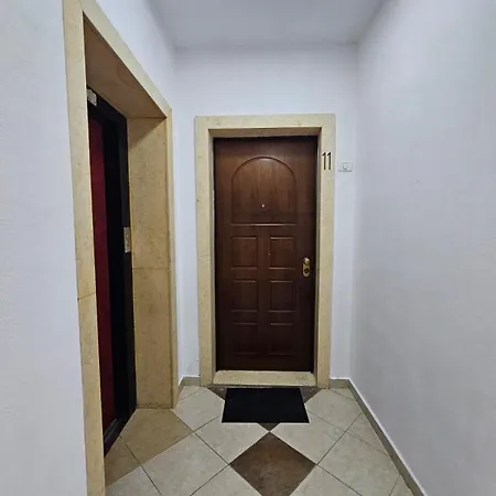 Triangle شقة تيرانا